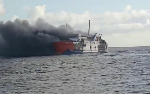 印尼龙目海峡一船只起火 114人全部安全撤离
